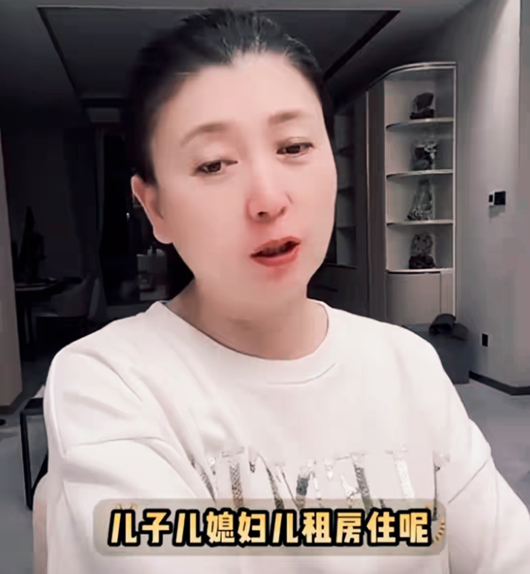 闫学晶为儿子“清空”资产？北京豪宅说卖就卖，三亚租房陪儿媳过日子

看到闫学晶在