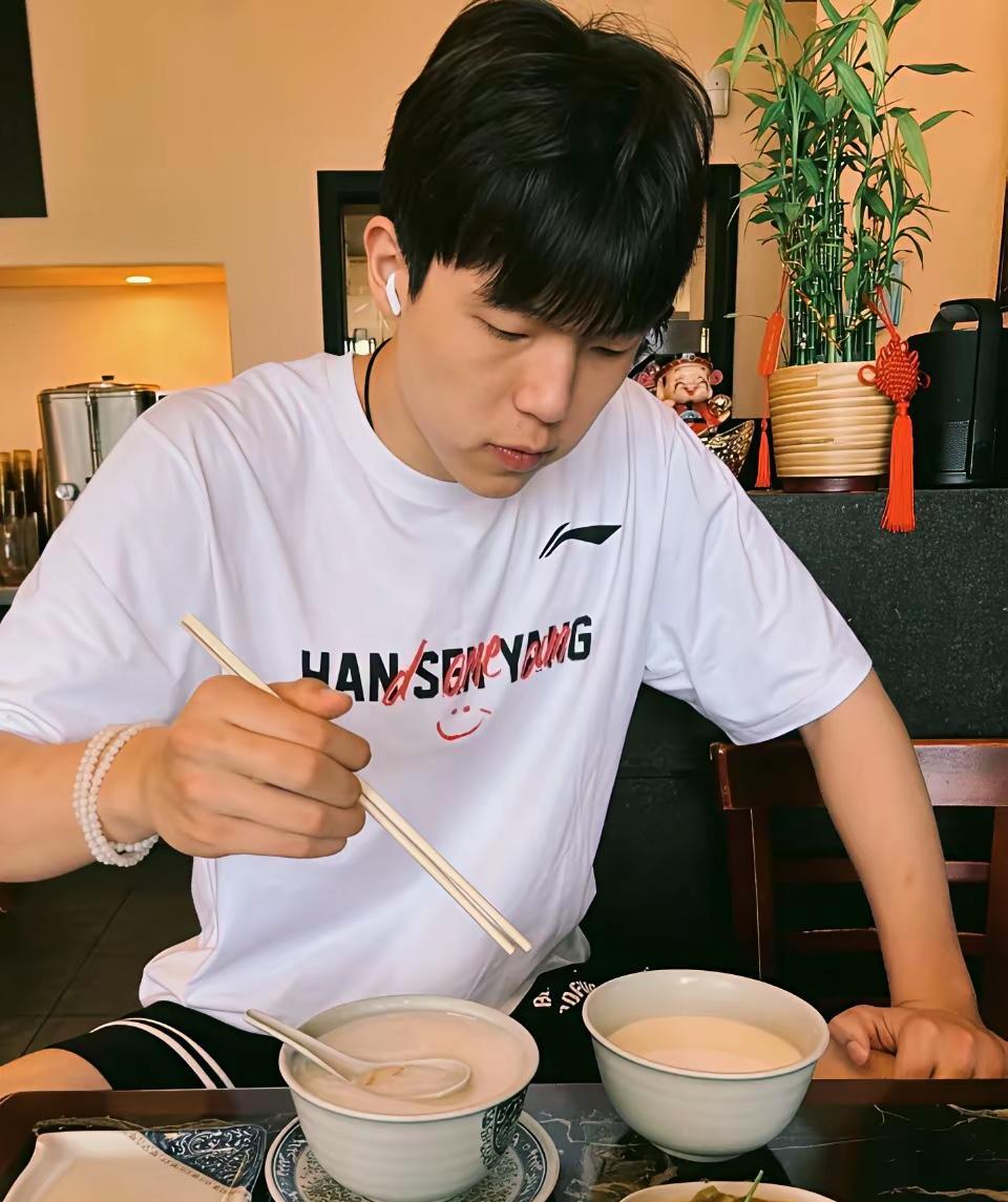 开拓者既然肯用16顺位签了杨翰森，那不妨就围绕他建立王朝吧！
17号森林狼，19