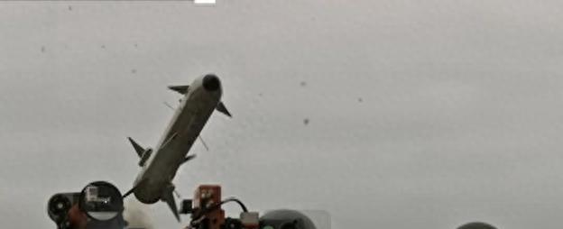 乌喜提5000发导弹，泽连斯基誓言血战到底，美火速给了一闷棍。当英国宣布追加20