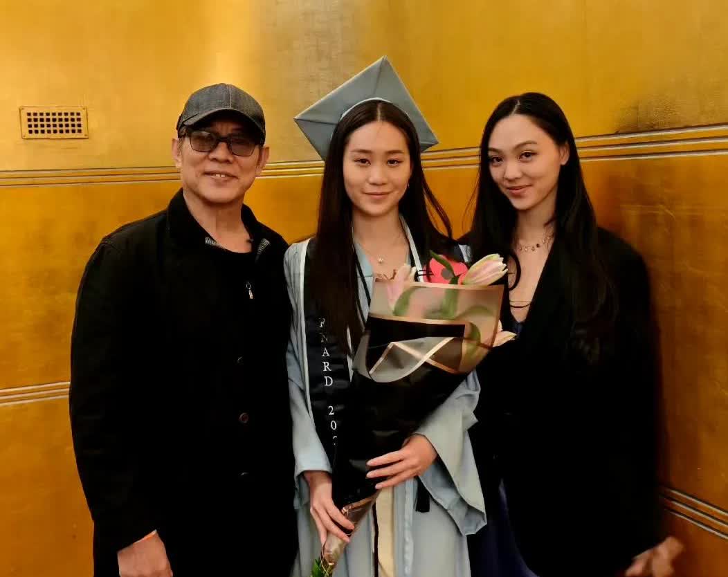 李连杰家小女儿居然都大学毕业啦！这姑娘简直是她妈妈复制粘贴的，肉肉乎乎的颜值抢镜