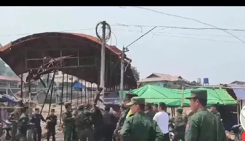 缅甸军队向中国救援队开枪











缅甸地震，房屋倒塌，人们无家可归