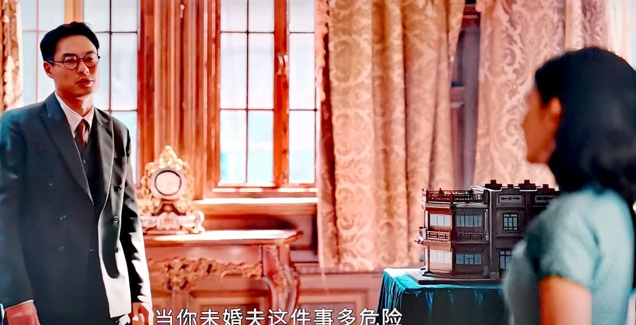 《灼灼韶华》第二十四，二十五集，闻知秋这个人，真让人琢磨不透。
在酒店里，闻知秋