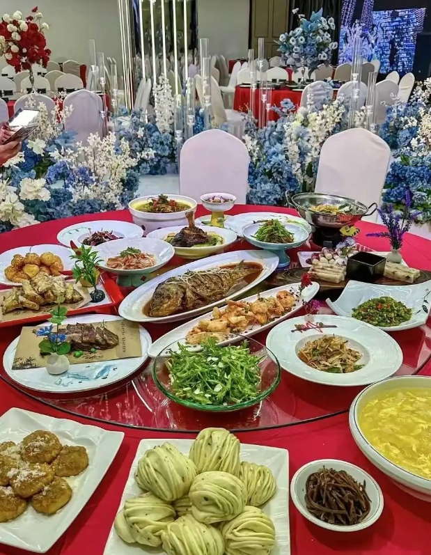 有钱人参加宴会根本不吃东西