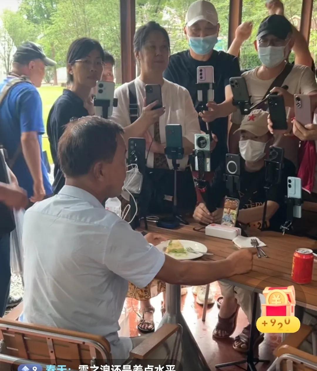 上海流浪大师沈巍今天下午会在上海鲁迅公园“讲学”，讲学之前众位主播们一起先要热热