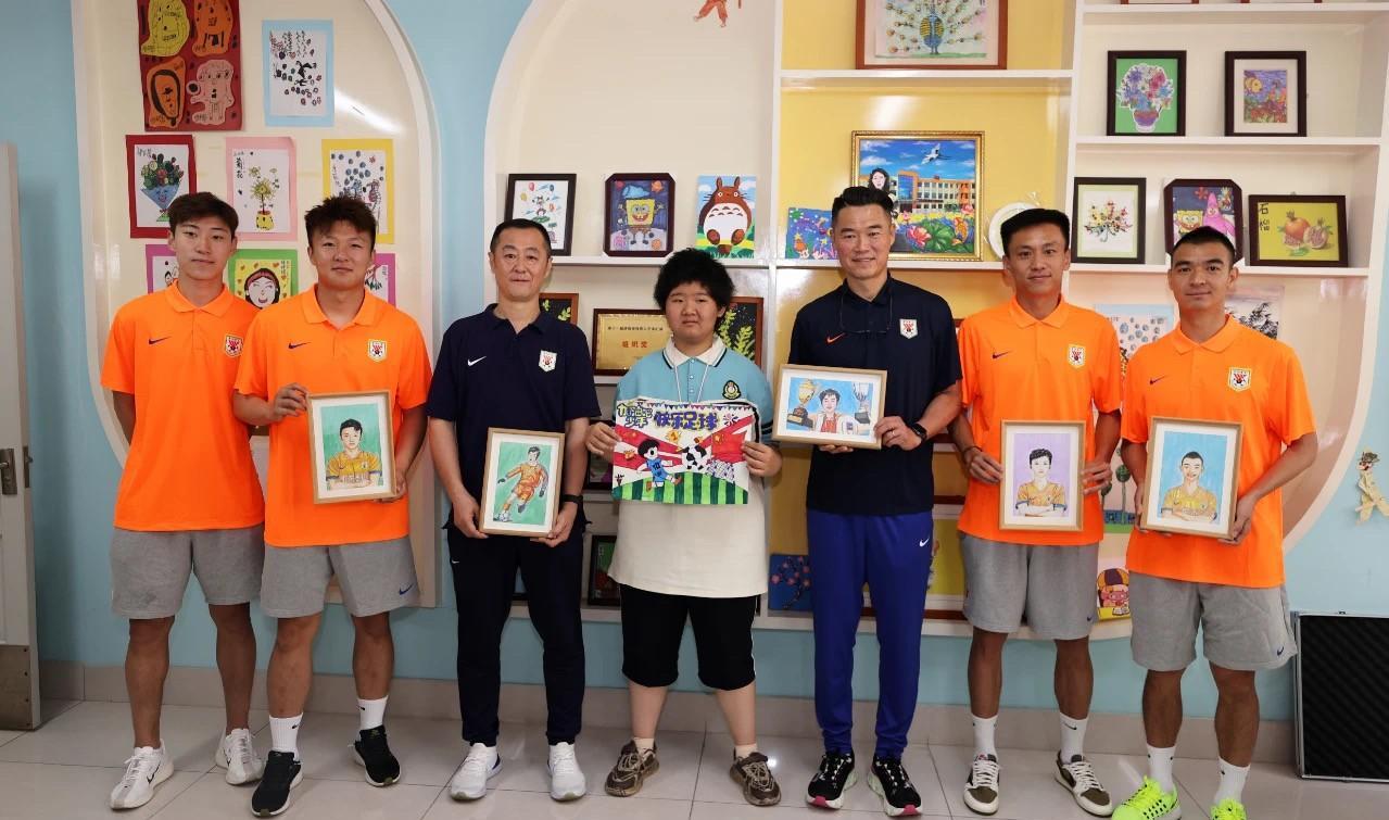 山东泰山足球俱乐部和济南市泺源学校爱心牵手20年，自1998年开始，由当时的前锋