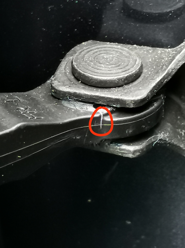 水军们你们看看
买了一年毛病多，点火延迟，生锈，断裂，后羊角异响，这才一年就这么