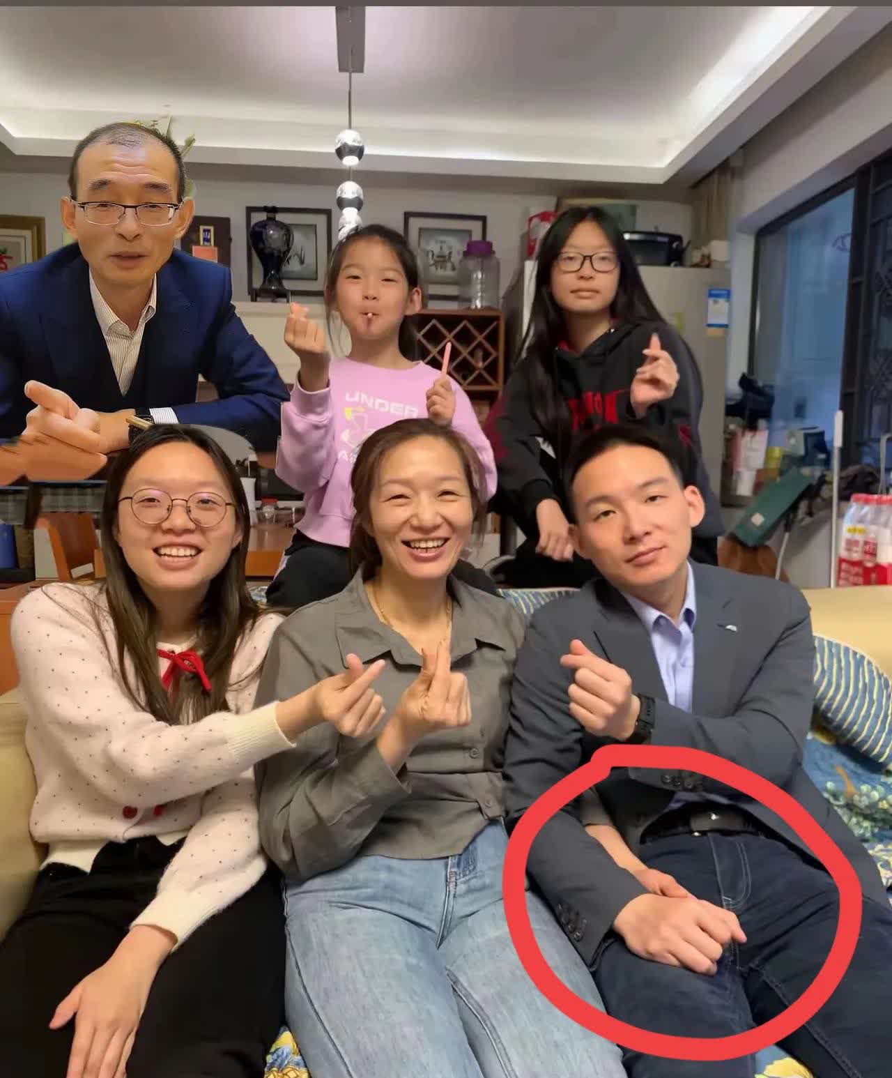 这才让我们想看到的

一家六口团团圆圆的出现在镜头里

妈妈坐 C 位，
