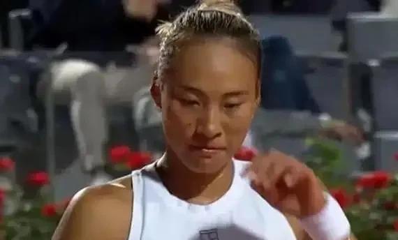 苦战三盘痛失好局，郑钦文倒在黎明之前
北京时间5月16日凌晨，2025年WTA1