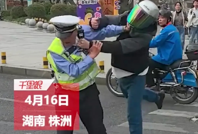 太嚣张了！湖南株洲，一女子骑车时头盔不小心掉落，一名陌生男子拿起来直接戴在头上，