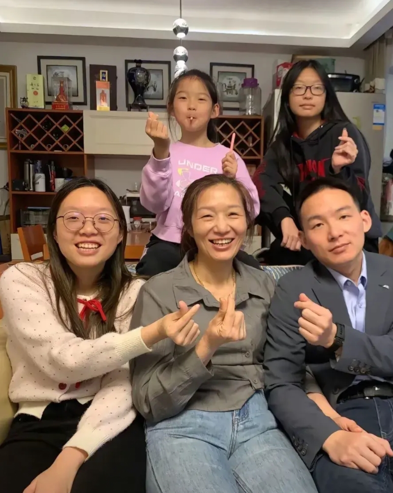 胡律师说有人在他的评论区，希望他为浩男妈妈维权。他说，只要谢妈有意愿，他会无偿的