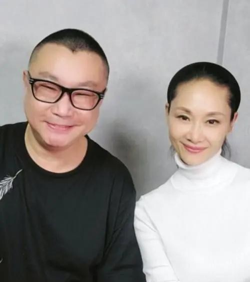 当年，歌星尹相杰为了得到搭档于文华的爱，痴痴地等到了41岁，结过两次婚的于文华说