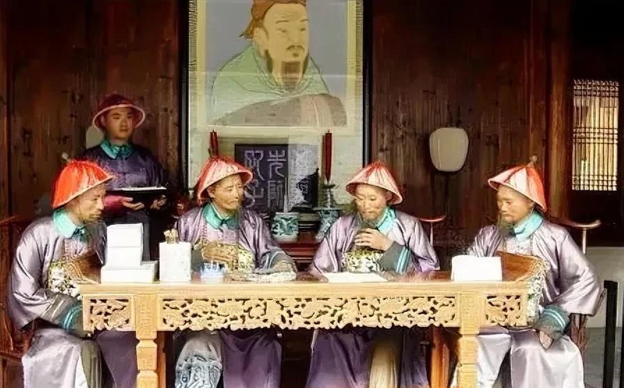 清末，御史刘汝骥外放徽州知府，入见慈禧太后辞行。
养心殿的铜鹤香炉里飘着龙涎香，