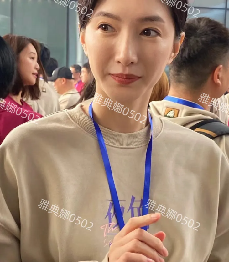 江疏影是怎么做到又老又小的？
她新剧开机，不少粉丝拍到了她的生图，37岁的她皮肤