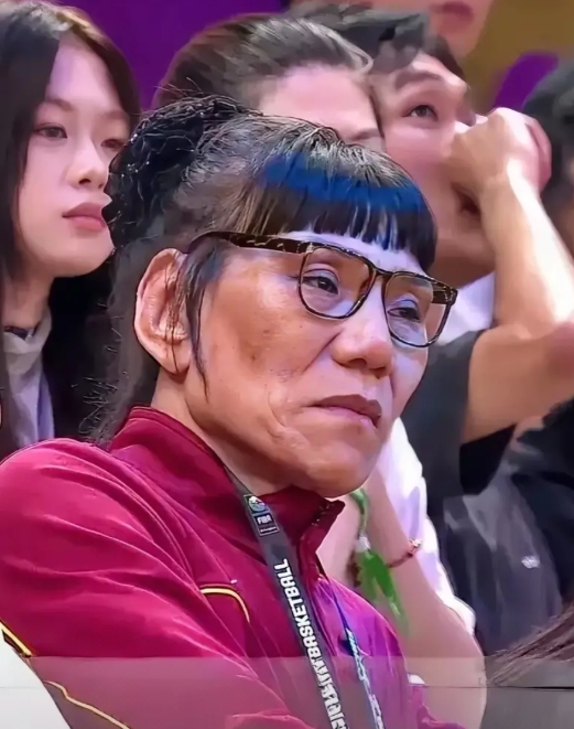 郑海霞和张子宇根本没法这么比！

郑海霞是什么级别的？2.06米的身高，硬生生把