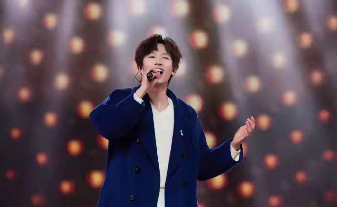 林高远回应央视跨年首秀：超级紧张，但完成了一次突破。
在文中特别感谢了王祖蓝的指