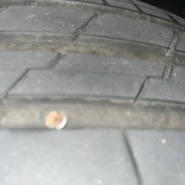 今年第二次扎胎
中午莫名其妙失压，停车的位置看不到轮胎有任何异常，往前开了一点，