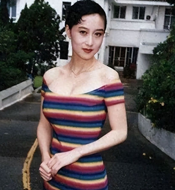 1987年，周润发一脚把利智踹飞出去，倒在了墙角的玻璃渣里，接着又联手曾志伟，将