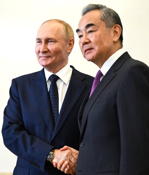 普京总统会见中国外长王毅，中俄外交接触牵动大国变局加速演进，他说，俄中关系达到了