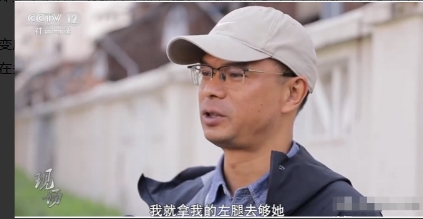 “以后谁还敢扶？”上海一7旬老太乘坐扶梯时，重心不稳向后倒去，幸好一男子眼疾手快