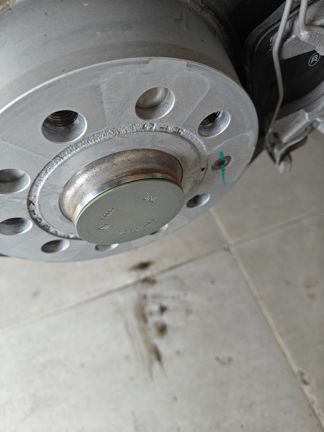 速腾生锈了
想问问各位车友，新车这玩意半年就生锈了