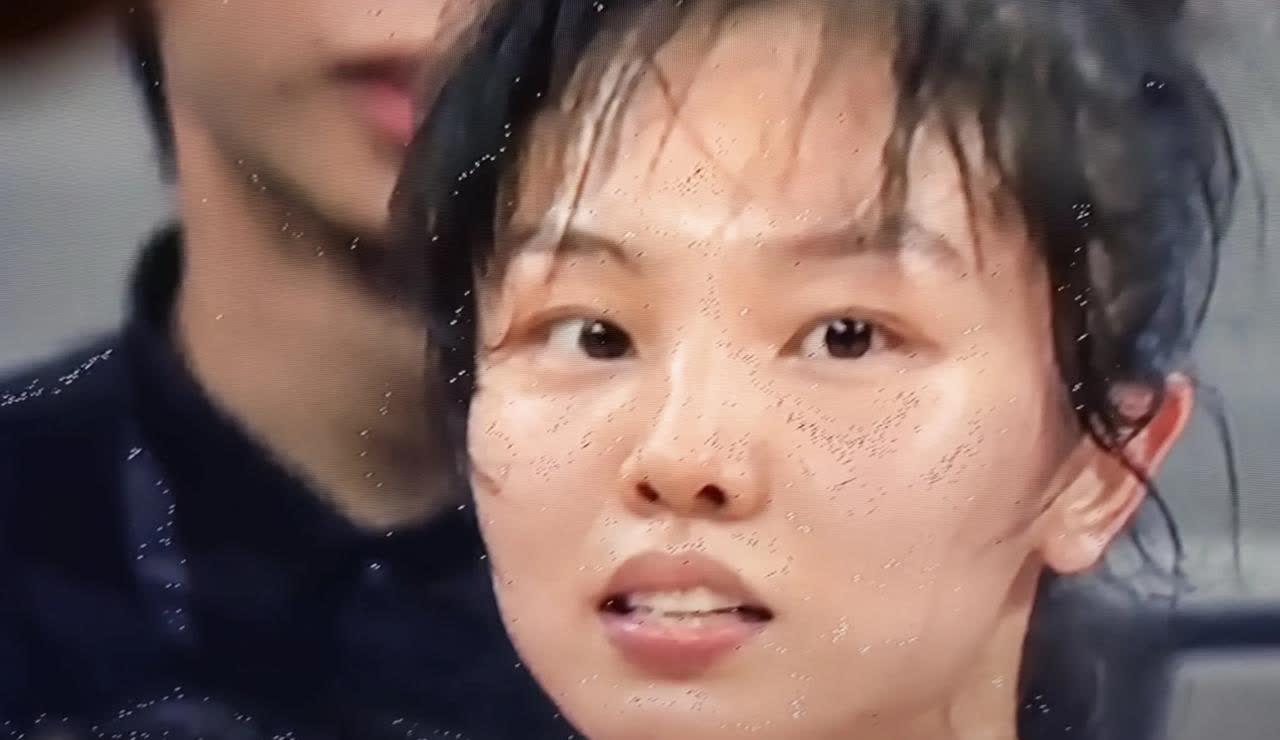 我觉得女篮里最拼的莫过于张茹与翟若云了！
张茹素有拼命三郎的绰号，由于翟若云是