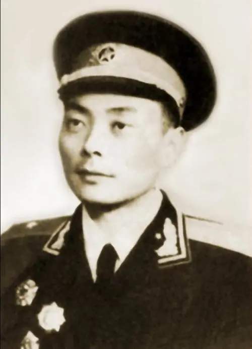 在红二十五军中有这样一个故事，身为师长的周希远意志不坚定，要带着队伍叛变投敌。一