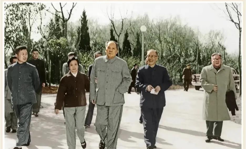 1966年5月，伟人在武汉东湖漫步，身旁有保健医生吴旭君搀扶 。伟人一生为国家为