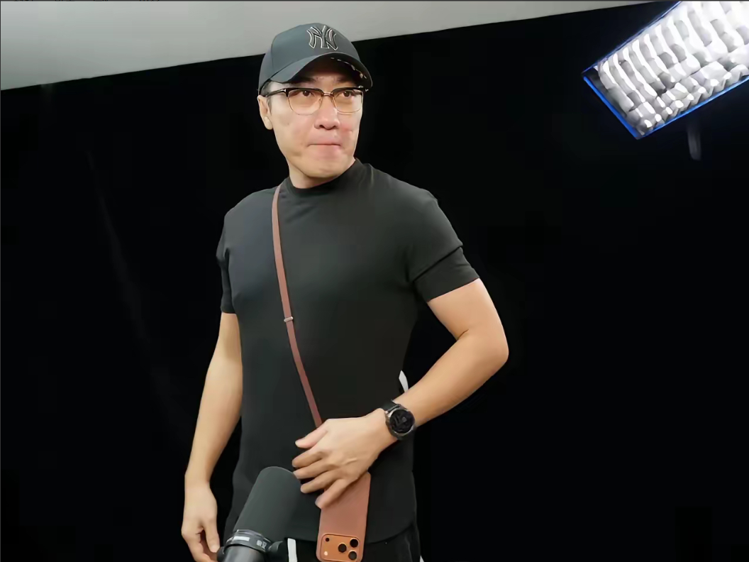 王自如放飞自我了！他竟然在直播间，用苹果官网400多的挂绳，把iPhone 17