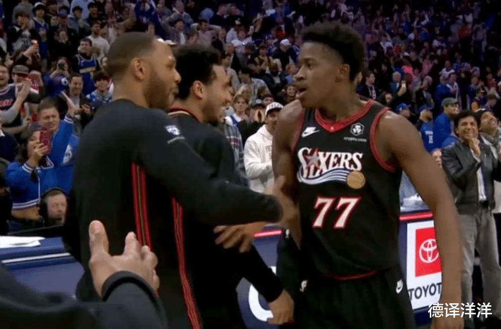 库里仅得0分! 77号探花秀补篮绝杀, 76人击败勇士