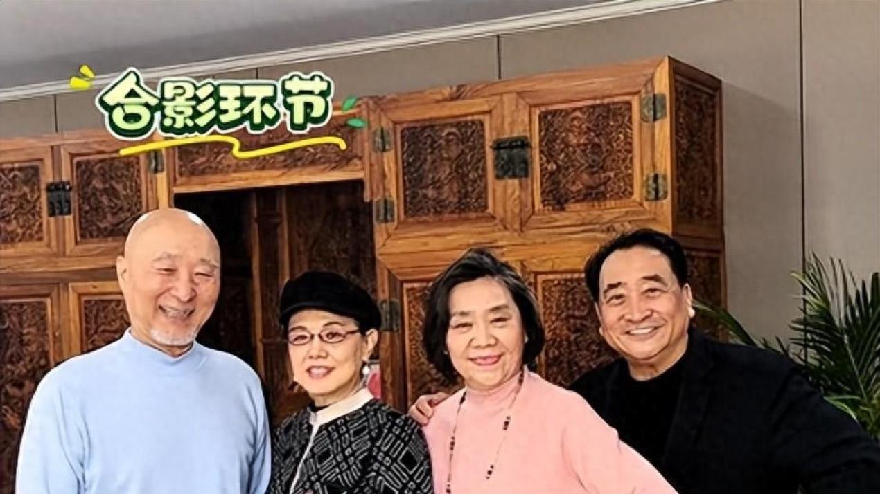 74岁姜昆与陈佩斯朱时茂聚餐，穿西装头发乌黑浓密。