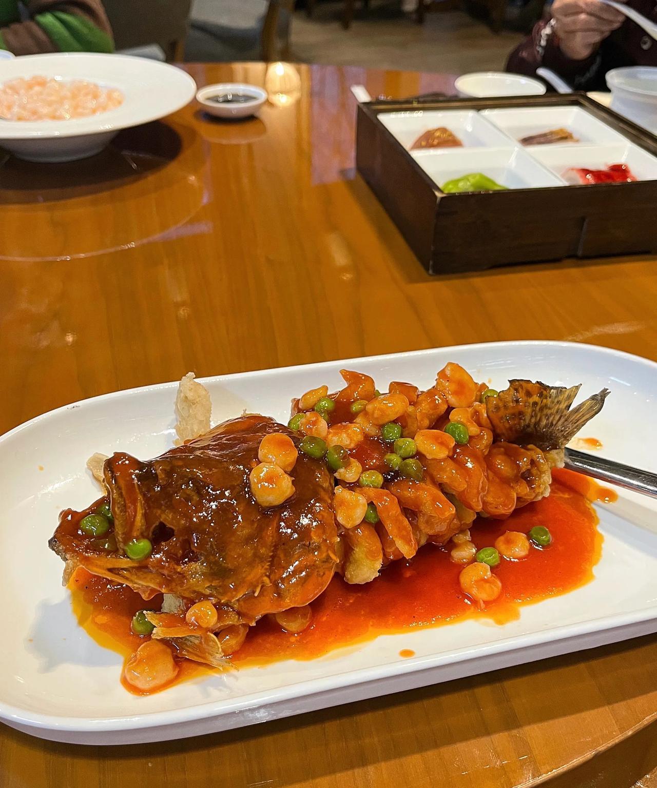晚上朋友约去饭店吃饭，算一个中等档次的饭店。门前停车场空空荡荡，大厅里空无一人。