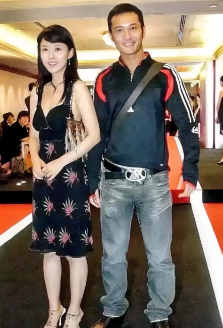 仔细点看，那时黄小明疏眉朗目，气宇轩昂，真是一表人才！左边的美女是谁？长相甜美，