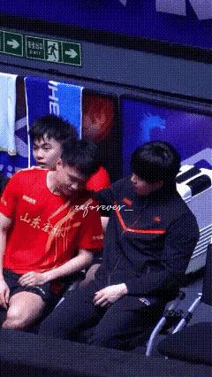 跟王楚钦做队友吧，
他给出的情绪价值太好使！
昨天魏桥对阵中程，
中程有大头的陪