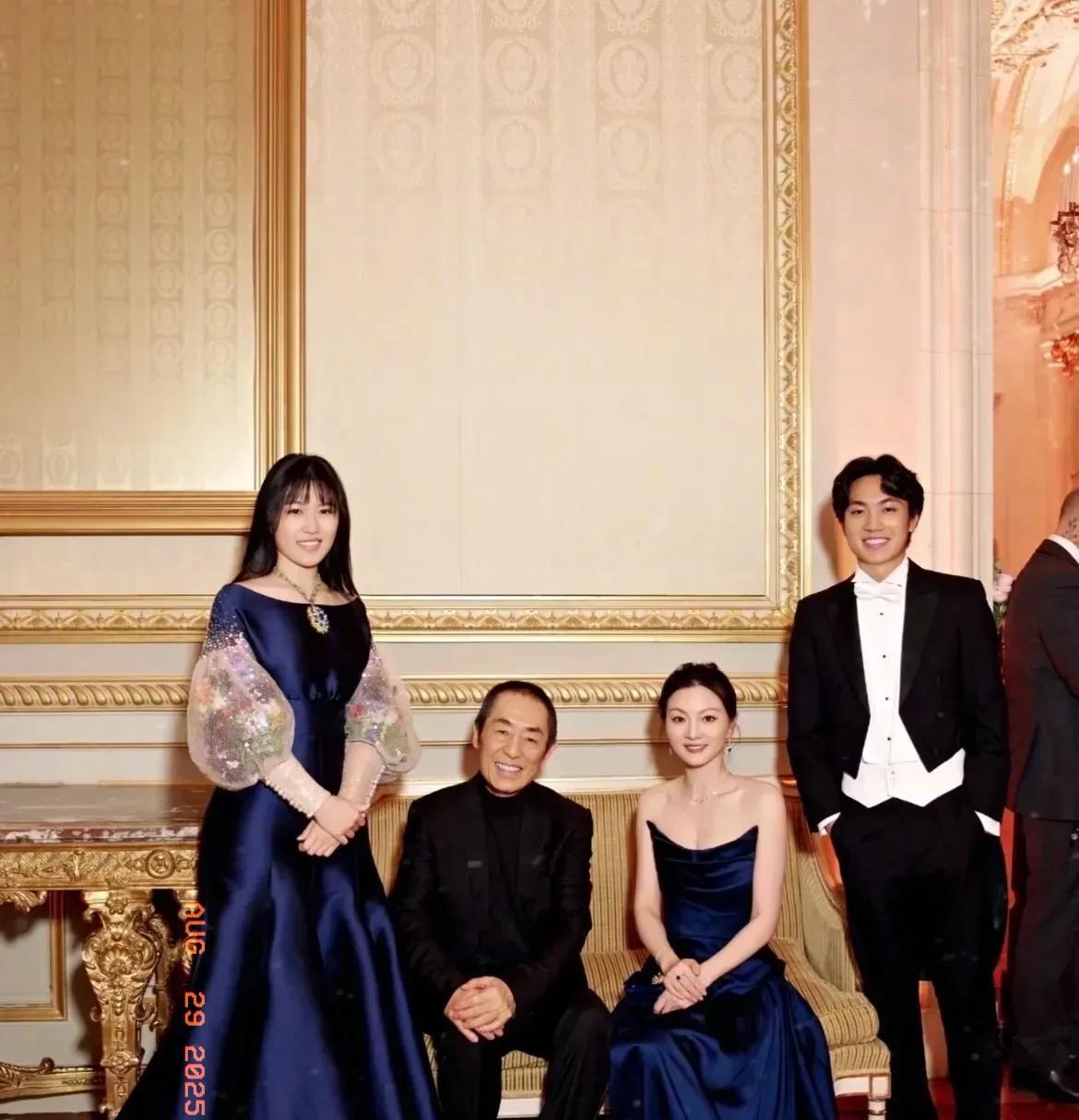 #张艺谋长女面对后妈该叫妈还是姐#
聊张艺谋：这家庭关系里的“年龄梗”，
还真有