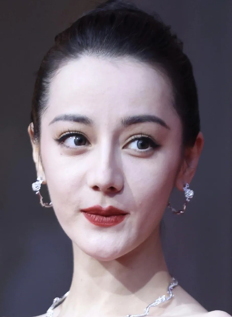 热巴生图
心碎，怎么感觉老了挺多，以前多么圆润啊！！