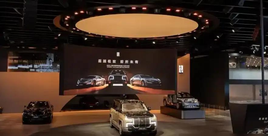太燃了！上海车展现场炸出“王炸”！就在欧美接连对中国电动车挥舞百倍关税大棒时，比