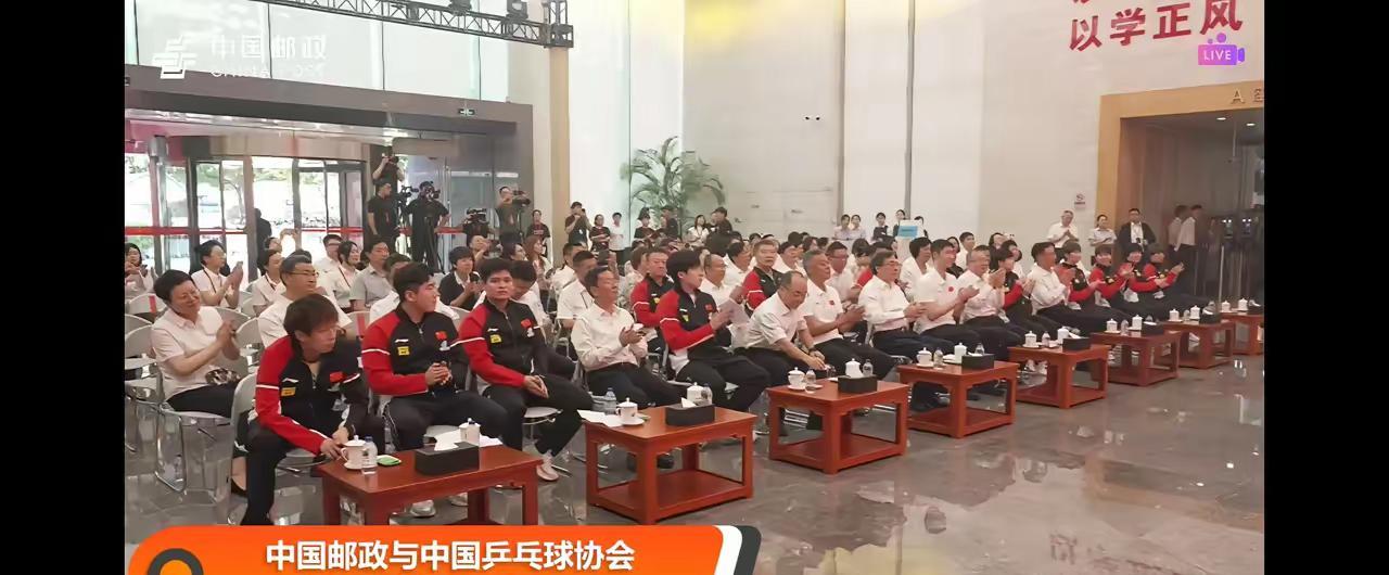 这么热的天，
运动员穿两件衣服参加邮政的活动，
567自己和官员们晓得穿短袖，