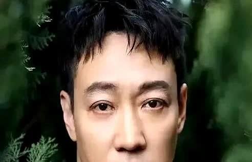 辛柏青、李乃文、郭晓东他们三个绝对是娱乐圈的一股清流，零绯闻、顾家爱妻儿女、长得