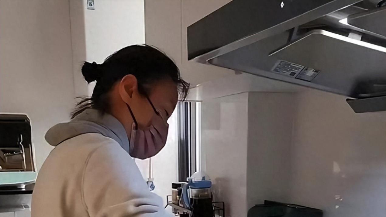 52岁吴越包饺子照片流出，素颜下的国家一级演员，比精修图美十倍