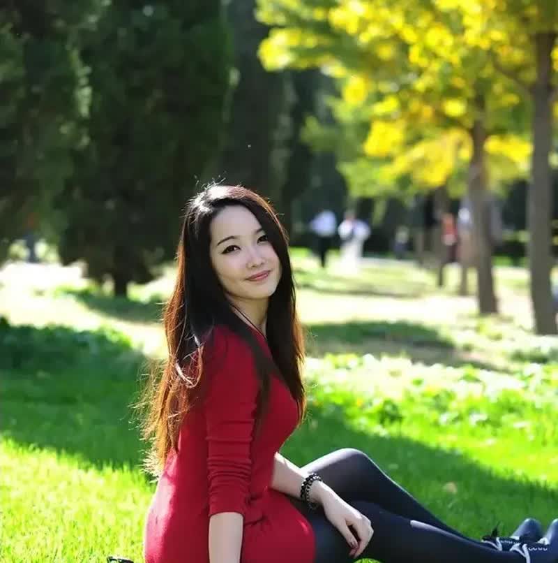 一个男人吃多了没事干
跑到一所大学校里面，翻墙进入女生的宿舍。
偷女生的内衣