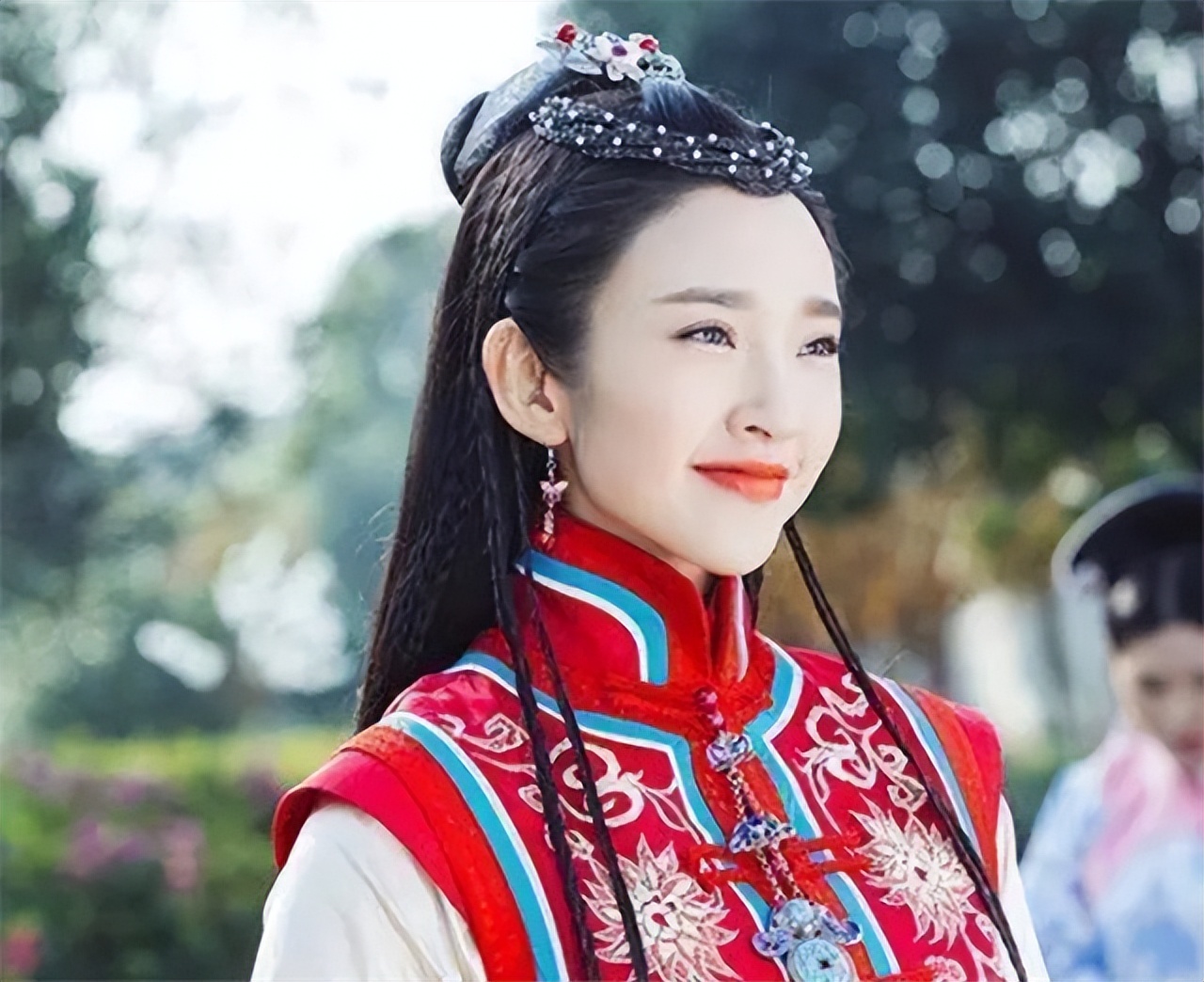 公元1587年深夜，努尔哈赤与妻儿睡得正熟，突然听到院中有异常响动。

他猛地起