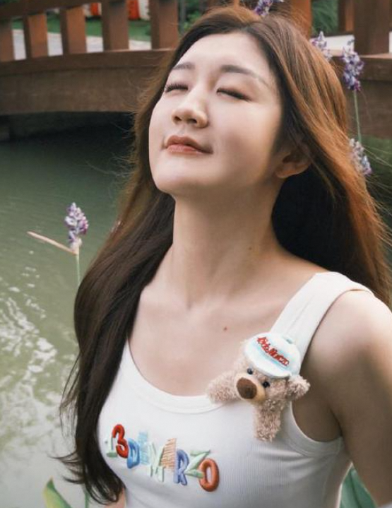 陈梦更新社媒晒美照，记录录制后的悠闲时光