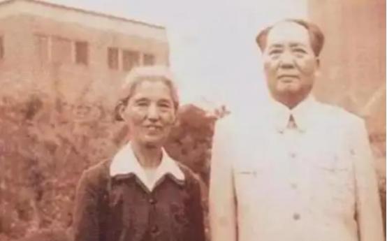 1950年，毛主席正在拆阅群众来信，其中一封信来自无锡，署名为“吴启瑞”，毛主席