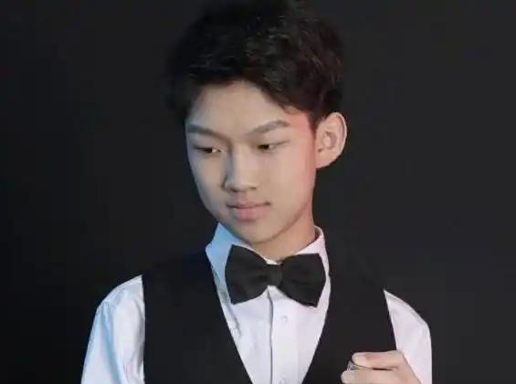 四连鞭，中国17岁小将蓝裕豪在1-3落后情况下，沉着冷静，强势爆发，连胜四局，以