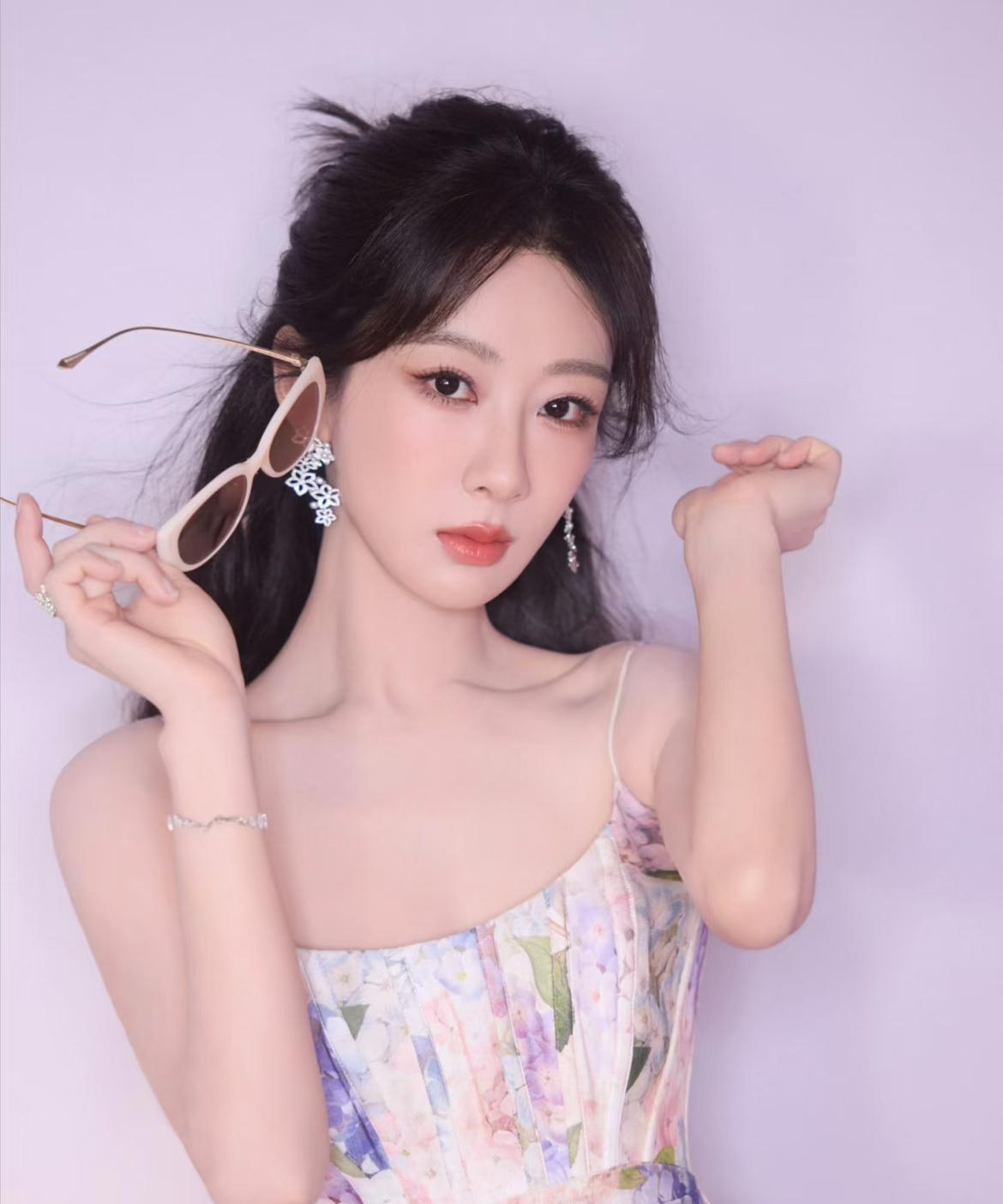 我发现杨紫这个人，
真的很奇怪，她无论跟哪位男演员搭戏，
无论是年龄大的还是小的