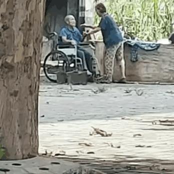 老太婆终于报了年轻时候的一箭之仇了，想当年老头子是怎么整我的，现在你右不动了我要