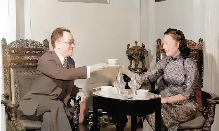 1941年，时任中国驻美大使的胡适与外交官夫人张太真留下了一张极具时代特色的合影