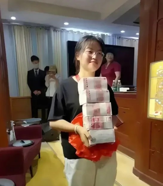 高考700多分奖励50万，昨天看到这个消息时，还跟朋友说，这个事情挺不错的，既有