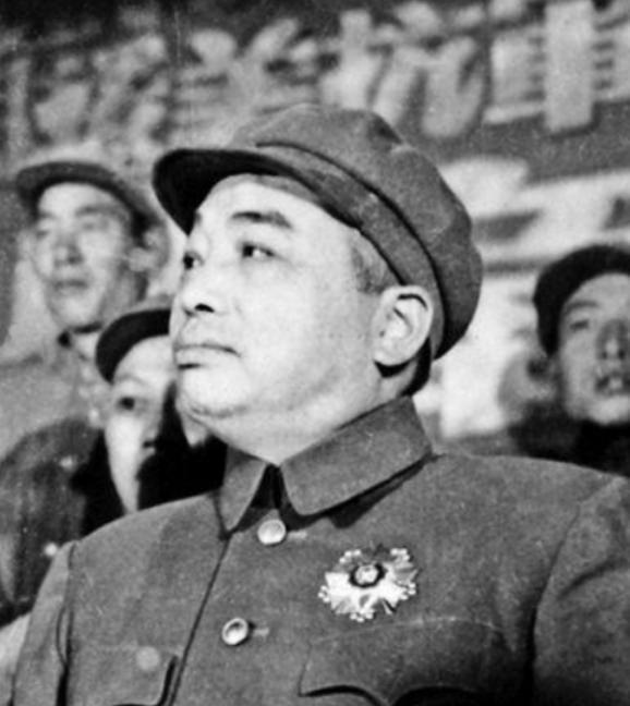 1965年，彭德怀冒雨探望邓华，在门口停下，警卫员：怎么不进去？
“彭总，现在是