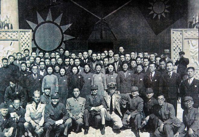 1939年，有一汉剑藏到天津一电影院中，锄剑队找不到他，于是灵机一动，对播放员说